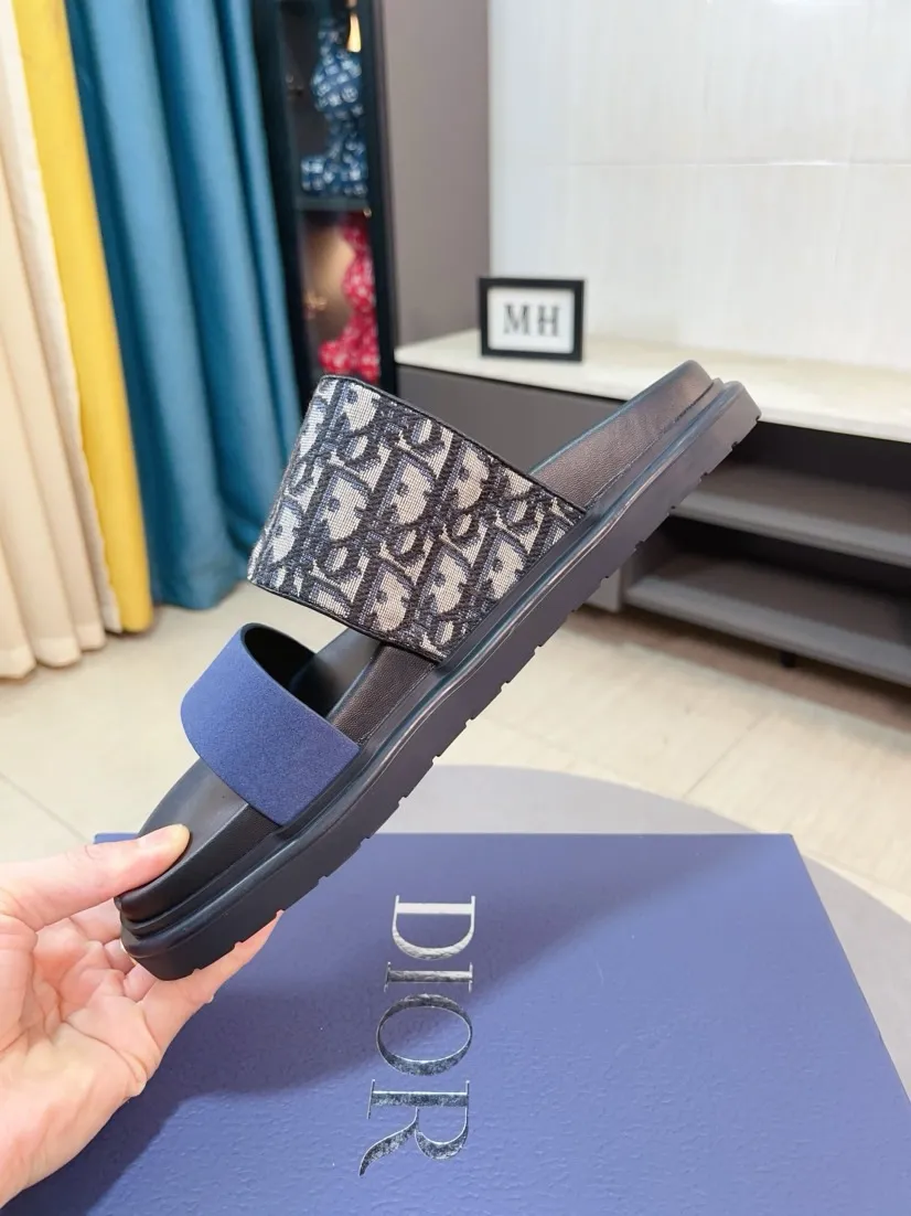 Men's Men's Shoes 💰320🌸🌸Dior Aqua Men's Sandals Slippers. Showcasing Dior haute couture design. The Dior gray suede strap is accented with an aluminum Dior buckle for added style. Paired with a comfortable tonal notch sole, they pair easily with shorts or jeans for a sophisticated look. Main body: suede cow leather, technical fabric lining: cow leather, with adjustable straps, aluminum Dior buckle, Dior gray EVA insole, tonal notch rubber outsole splicing structure👌👌size: 38-44 (45.46 customized)